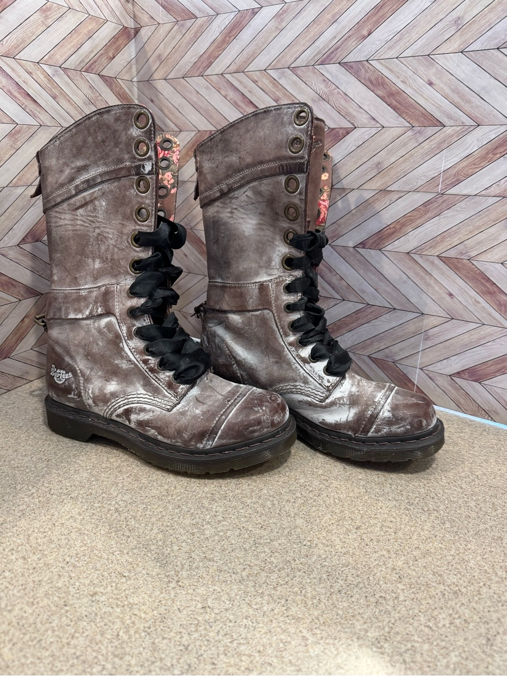 Ladies size 10 Doc Marten Triumph 1914 lace up boot waxy leather Discontinued